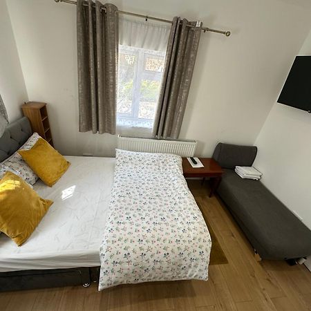 4Th Studio Flat With Private Own Bathroom A London Luxury Family Home Setup And Furnished With Double Bed Plus A Double Futon-Sofa Bed A Single Futon Bed A Baby Cot And Garden And Free Parking Eksteriør billede