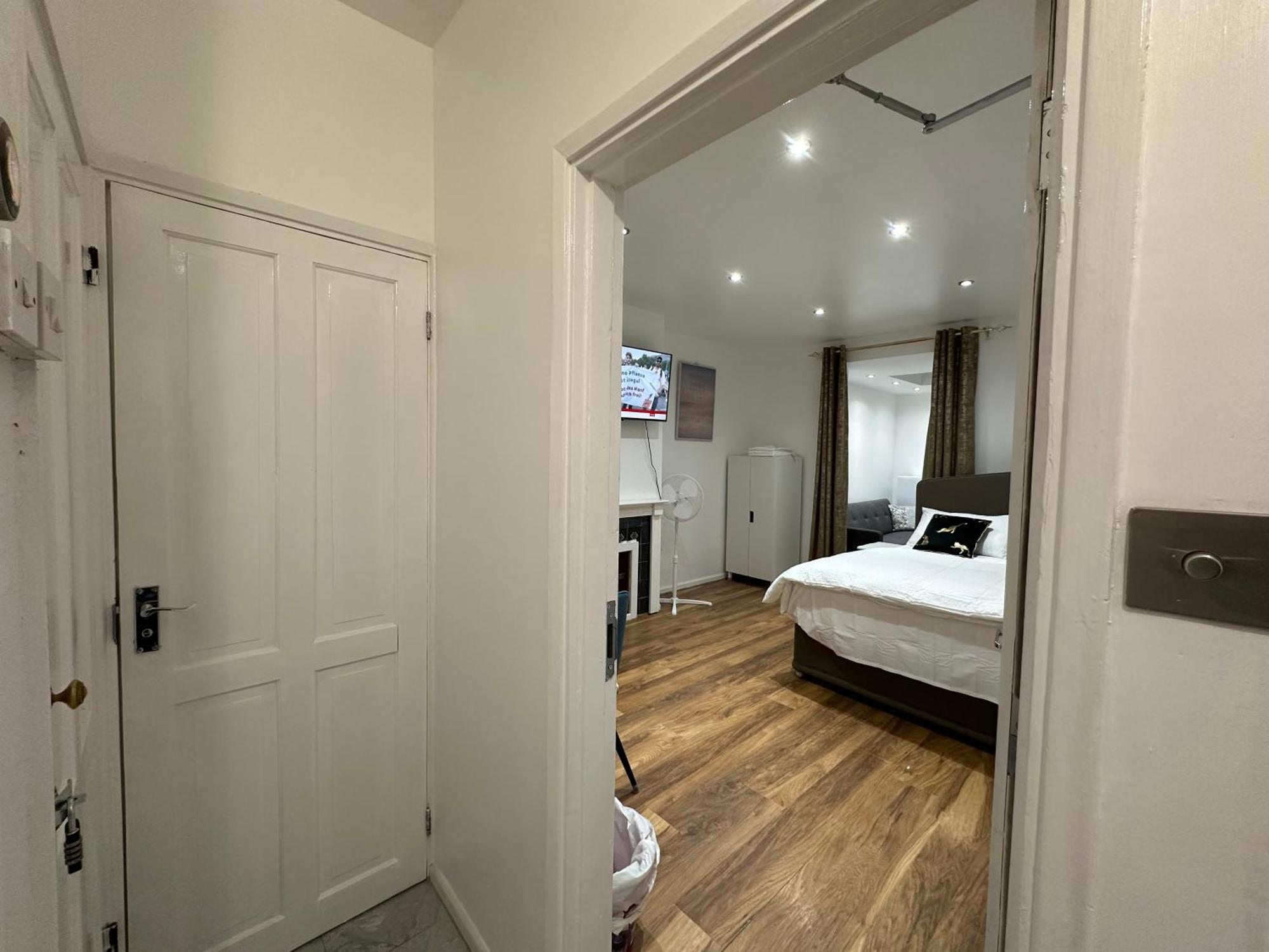 4Th Studio Flat With Private Own Bathroom A London Luxury Family Home Setup And Furnished With Double Bed Plus A Double Futon-Sofa Bed A Single Futon Bed A Baby Cot And Garden And Free Parking Eksteriør billede