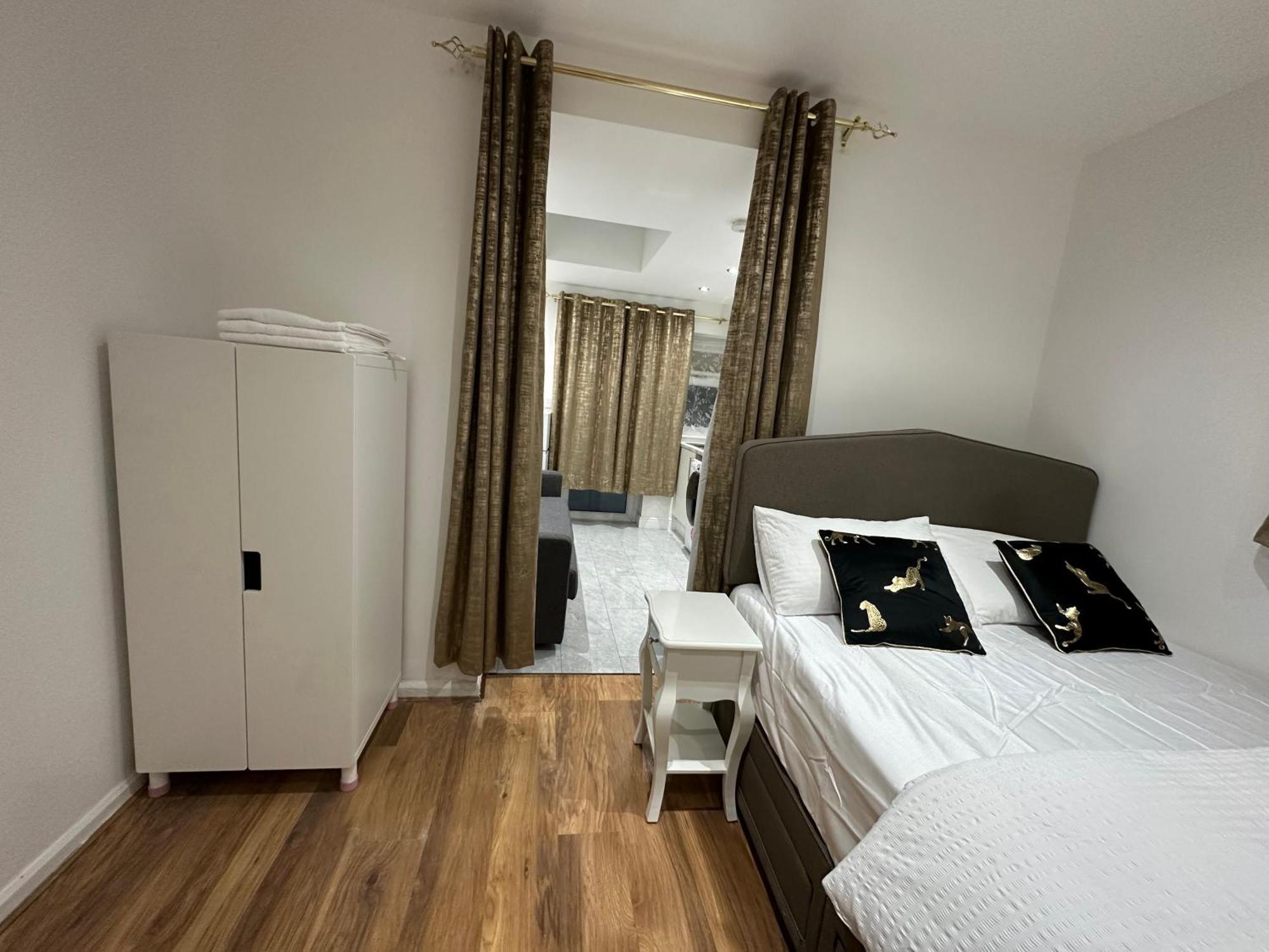 4Th Studio Flat With Private Own Bathroom A London Luxury Family Home Setup And Furnished With Double Bed Plus A Double Futon-Sofa Bed A Single Futon Bed A Baby Cot And Garden And Free Parking Eksteriør billede