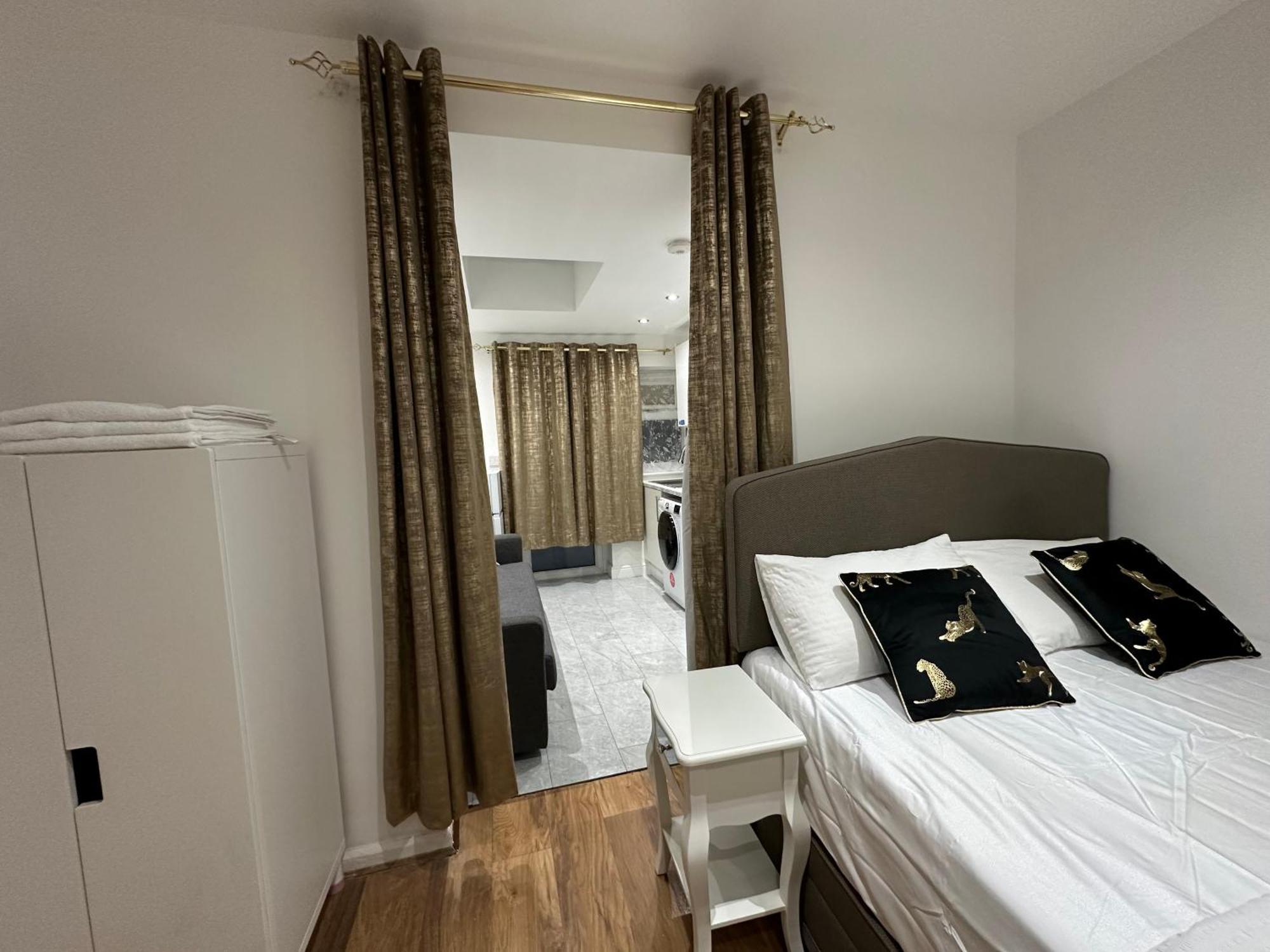 4Th Studio Flat With Private Own Bathroom A London Luxury Family Home Setup And Furnished With Double Bed Plus A Double Futon-Sofa Bed A Single Futon Bed A Baby Cot And Garden And Free Parking Eksteriør billede