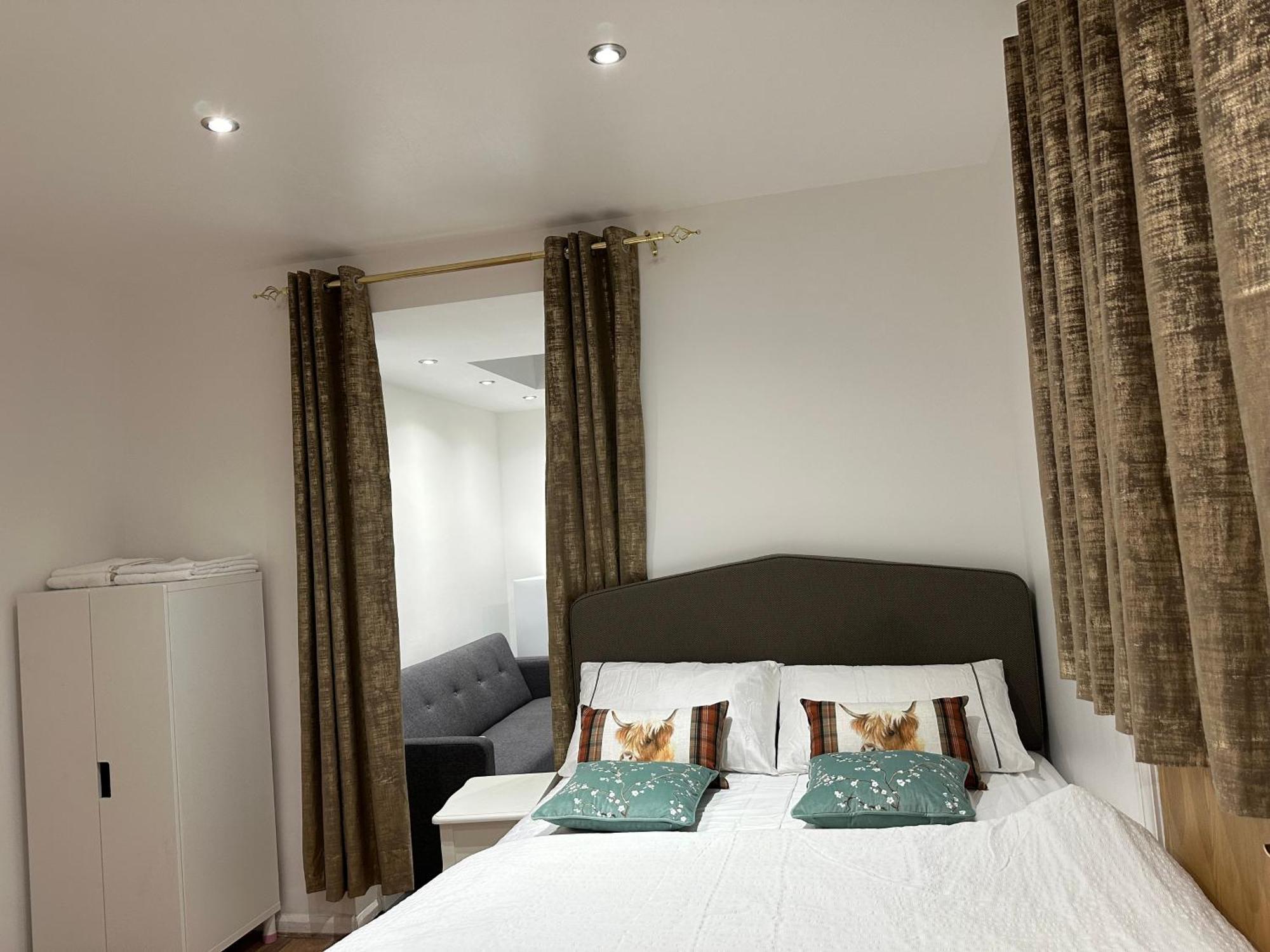 4Th Studio Flat With Private Own Bathroom A London Luxury Family Home Setup And Furnished With Double Bed Plus A Double Futon-Sofa Bed A Single Futon Bed A Baby Cot And Garden And Free Parking Eksteriør billede