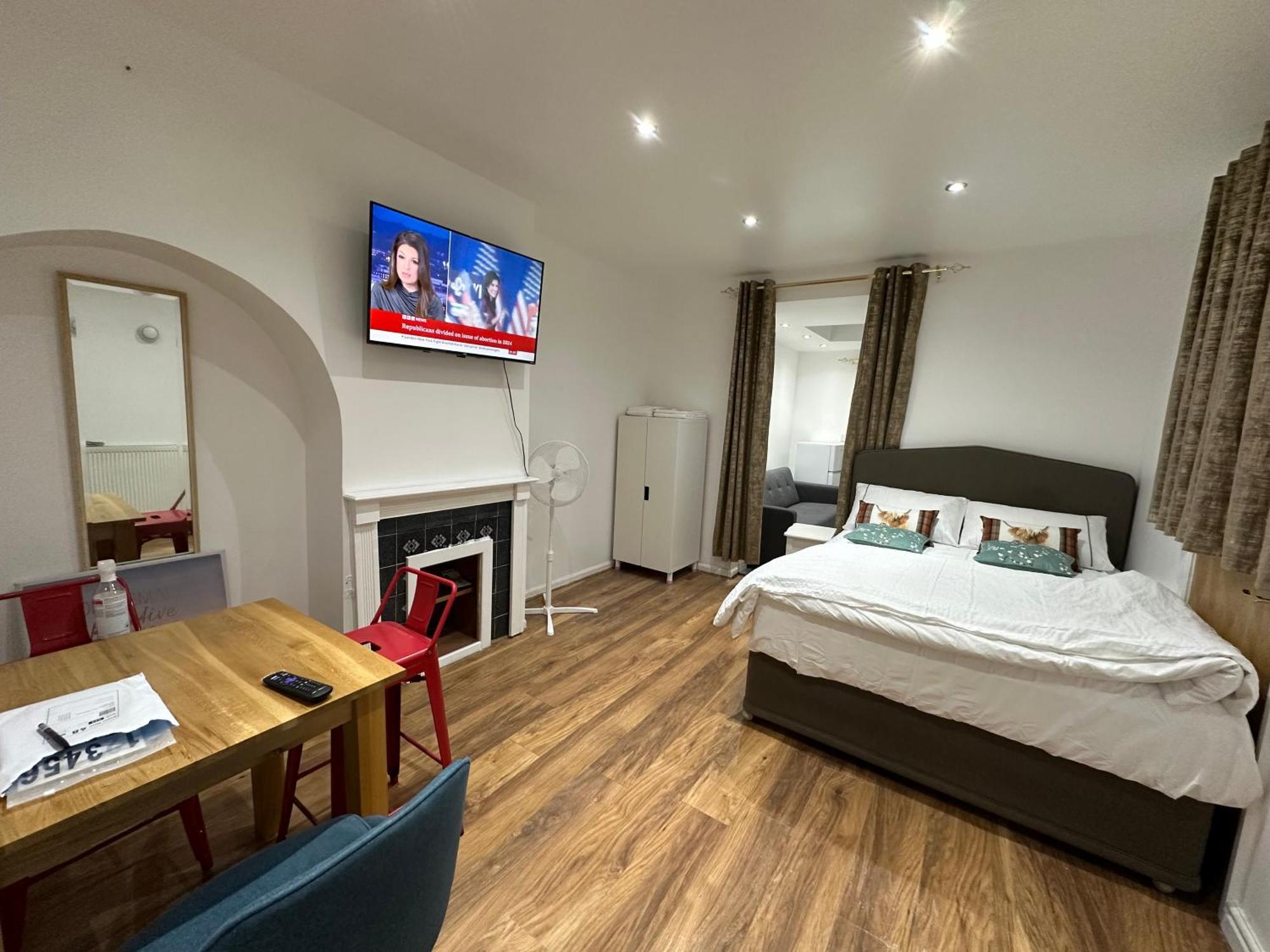 4Th Studio Flat With Private Own Bathroom A London Luxury Family Home Setup And Furnished With Double Bed Plus A Double Futon-Sofa Bed A Single Futon Bed A Baby Cot And Garden And Free Parking Eksteriør billede