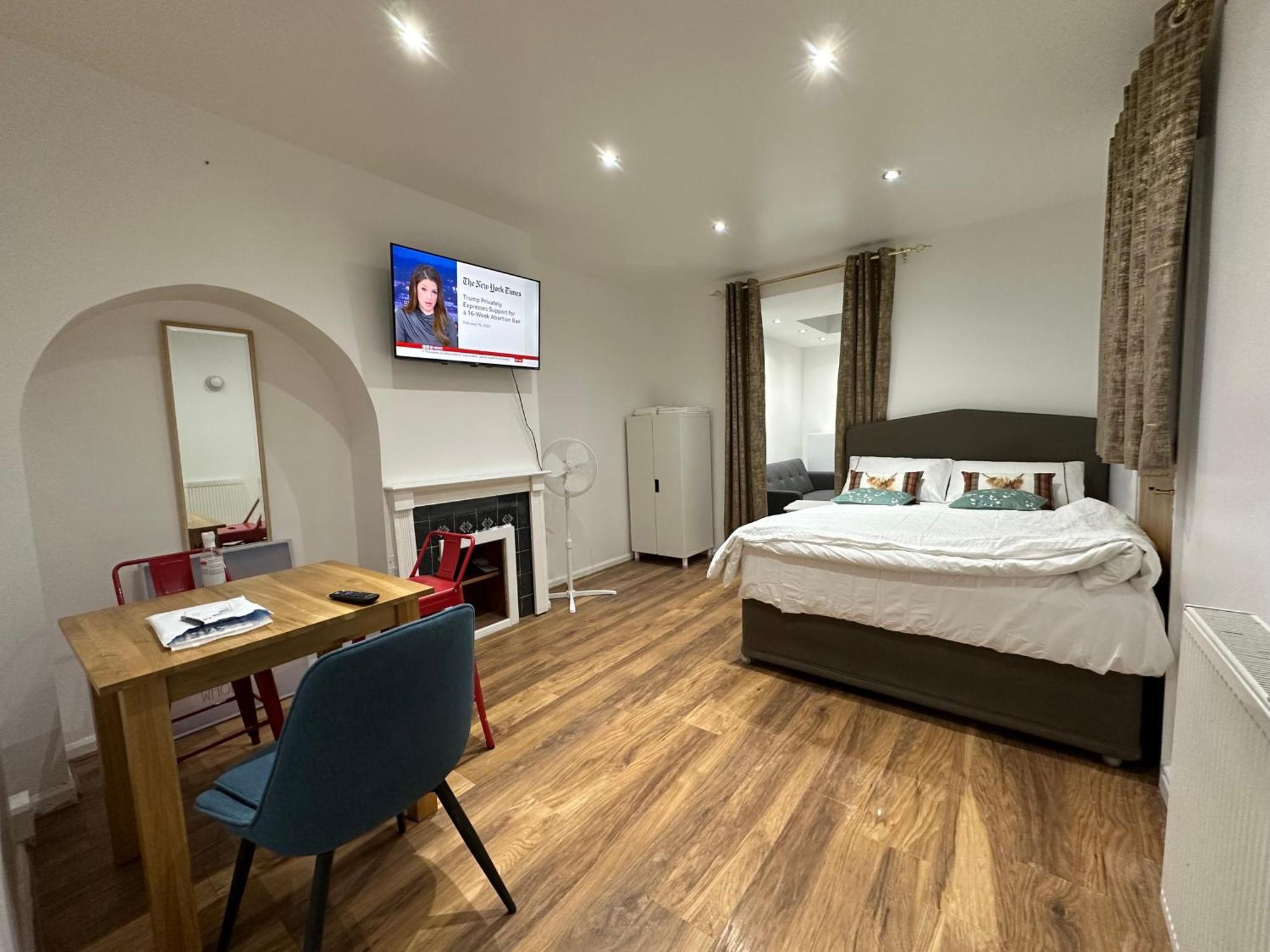 4Th Studio Flat With Private Own Bathroom A London Luxury Family Home Setup And Furnished With Double Bed Plus A Double Futon-Sofa Bed A Single Futon Bed A Baby Cot And Garden And Free Parking Eksteriør billede
