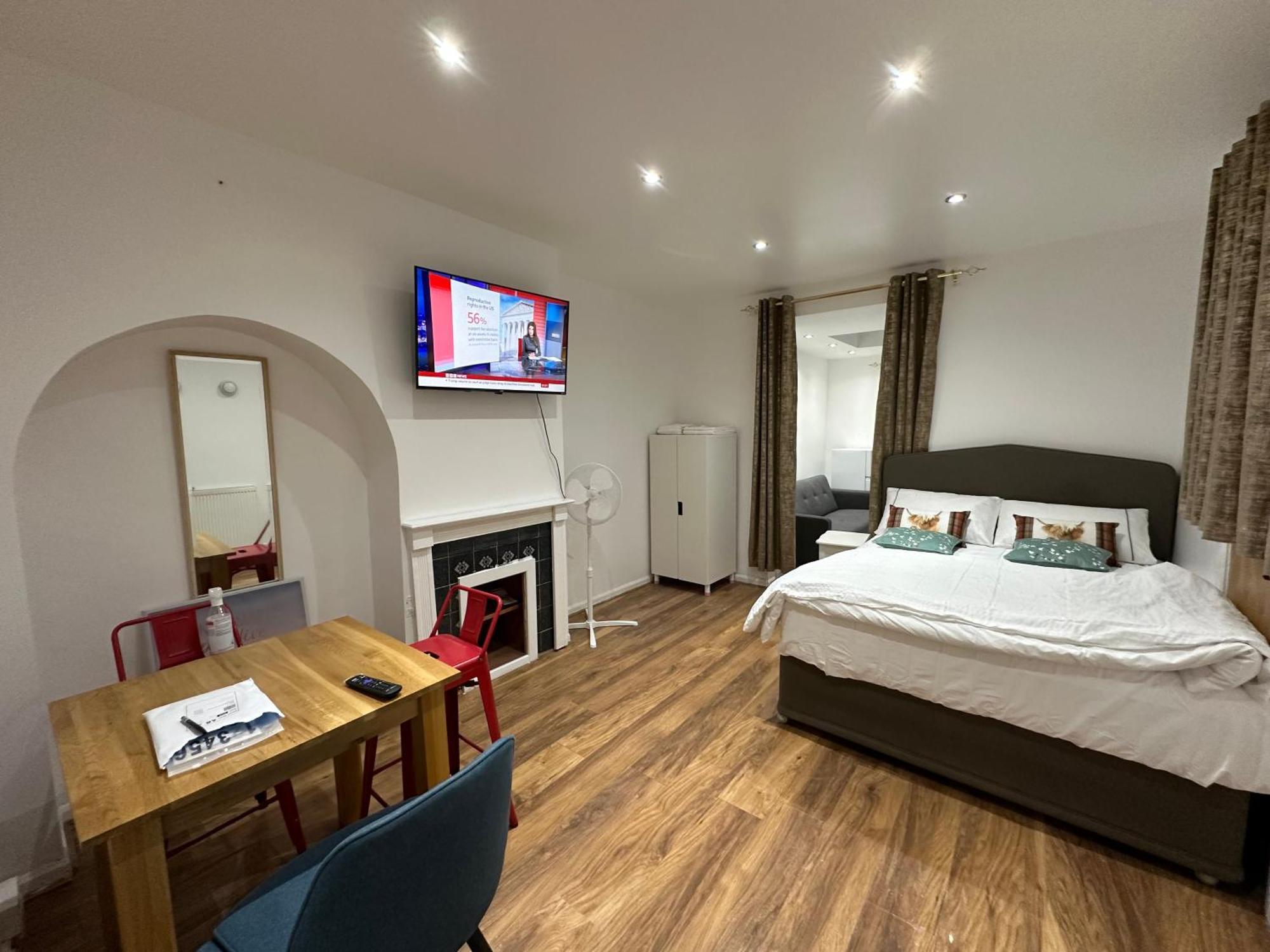 4Th Studio Flat With Private Own Bathroom A London Luxury Family Home Setup And Furnished With Double Bed Plus A Double Futon-Sofa Bed A Single Futon Bed A Baby Cot And Garden And Free Parking Eksteriør billede