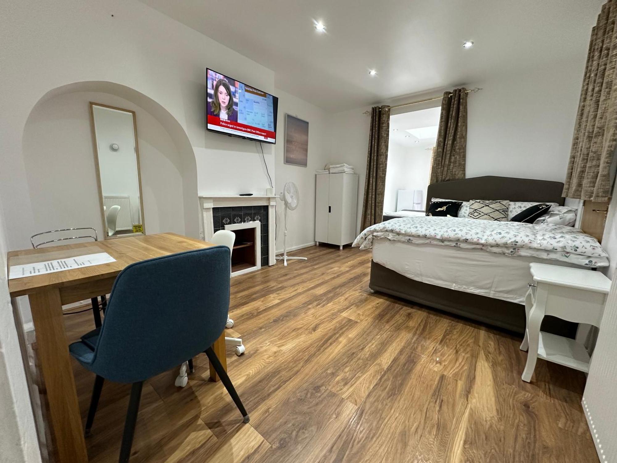 4Th Studio Flat With Private Own Bathroom A London Luxury Family Home Setup And Furnished With Double Bed Plus A Double Futon-Sofa Bed A Single Futon Bed A Baby Cot And Garden And Free Parking Eksteriør billede
