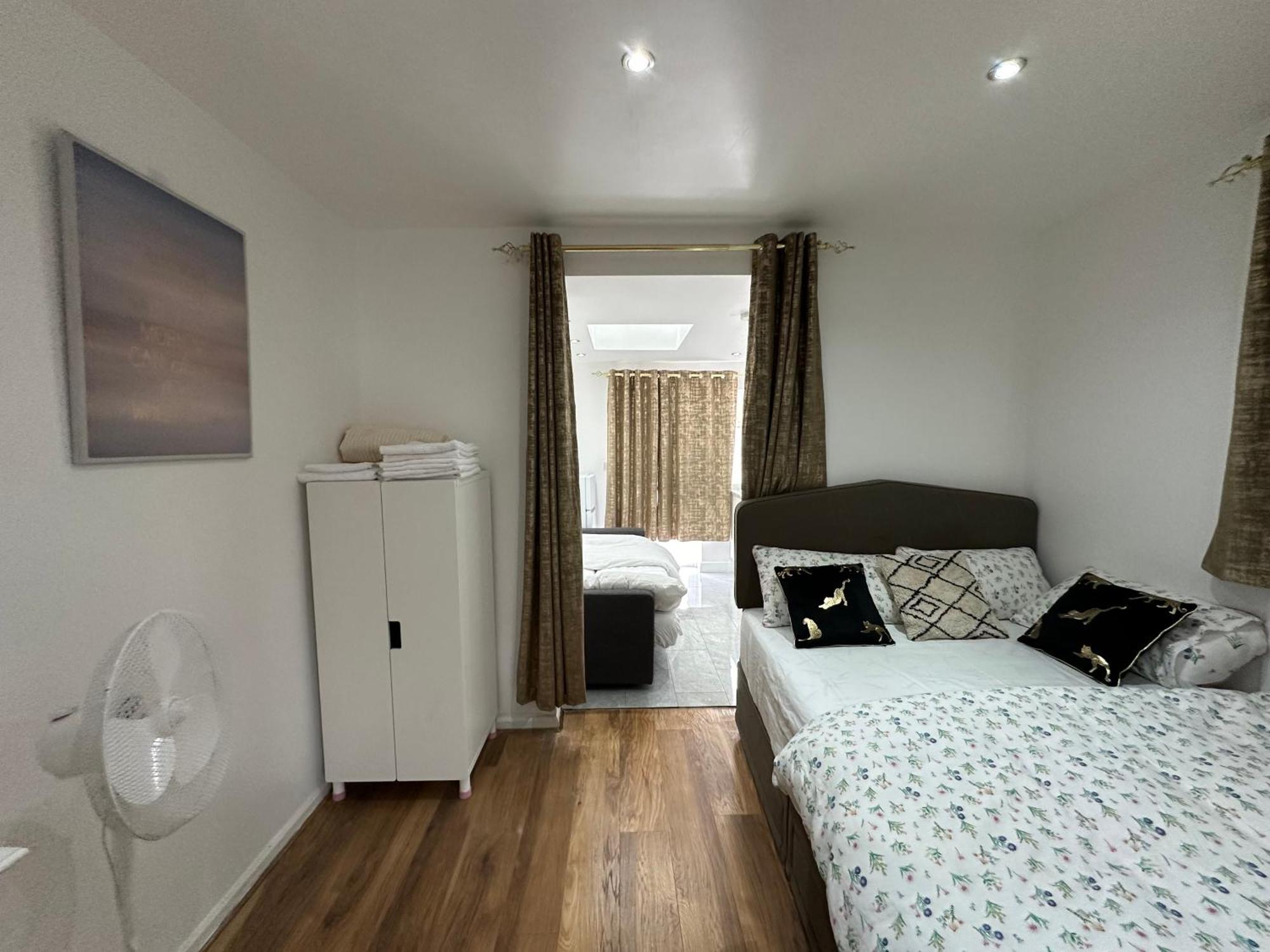 4Th Studio Flat With Private Own Bathroom A London Luxury Family Home Setup And Furnished With Double Bed Plus A Double Futon-Sofa Bed A Single Futon Bed A Baby Cot And Garden And Free Parking Eksteriør billede