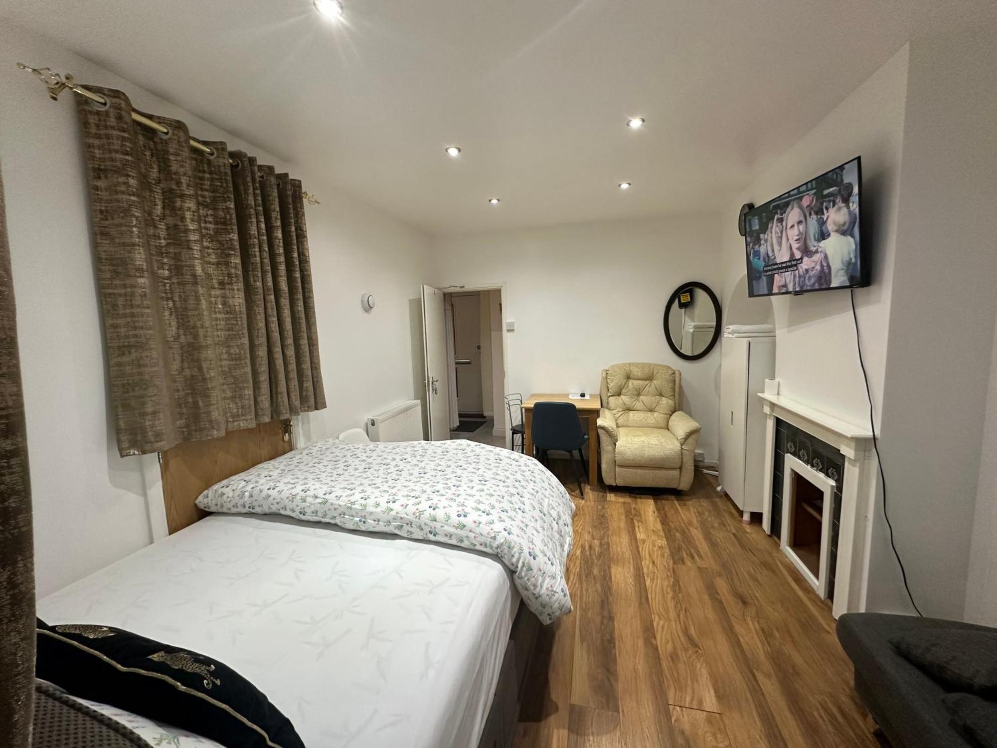4Th Studio Flat With Private Own Bathroom A London Luxury Family Home Setup And Furnished With Double Bed Plus A Double Futon-Sofa Bed A Single Futon Bed A Baby Cot And Garden And Free Parking Eksteriør billede